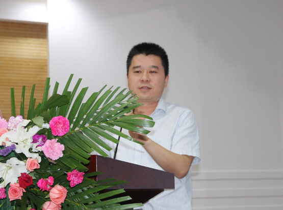 陆军医科大学西南医院张帆教授作了"传统腔镜手术与达芬奇机器人