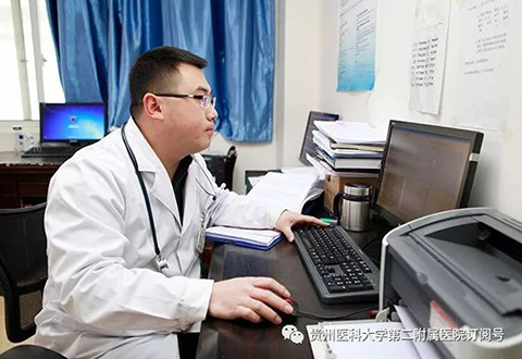 心内科李冀医生在处理病历