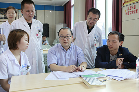 专家曾宪春检查影像科教学基地材料