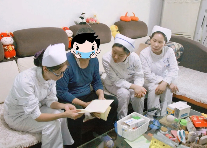 护理组长景家美为杨叔做健康宣教