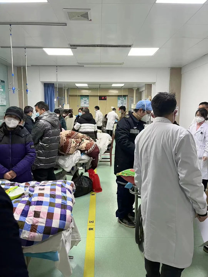 24小时生命坚守——致敬急诊人 - 医院要闻 - 贵州医科大学第二附属医院